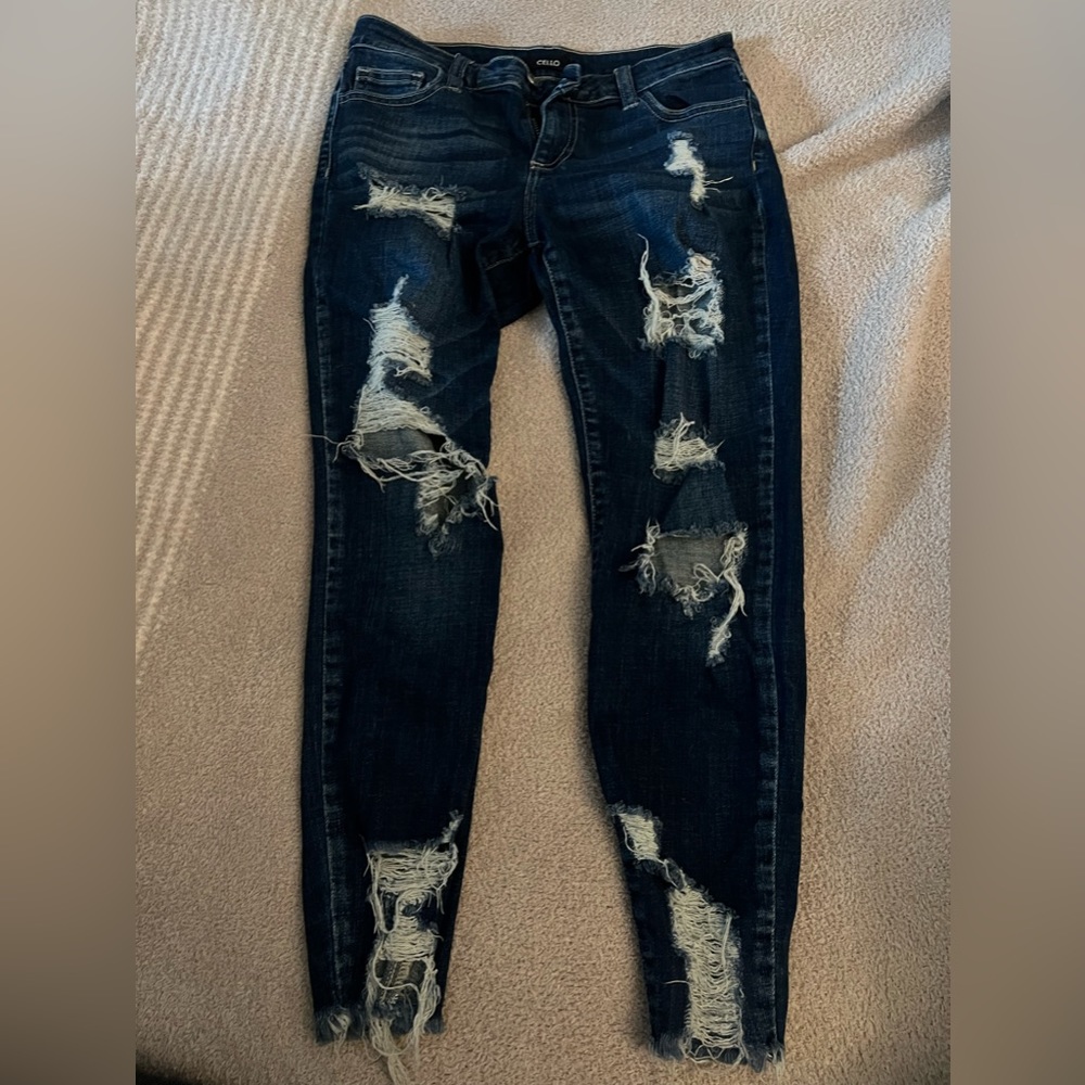 Distressed skinny jeans fringe bottom
